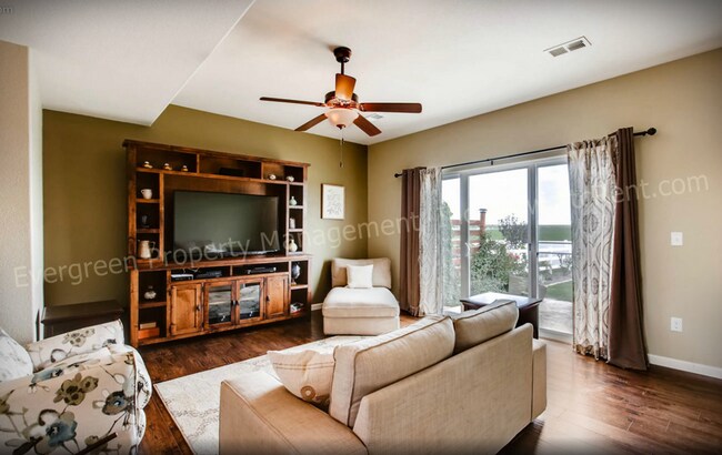 Foto del edificio - Beautiful 3 Bed, 3 Bath in the Maple Hill ...