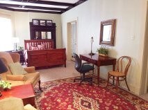 Estudio con cama, escritorio y televisión. - 2241 Chapline St