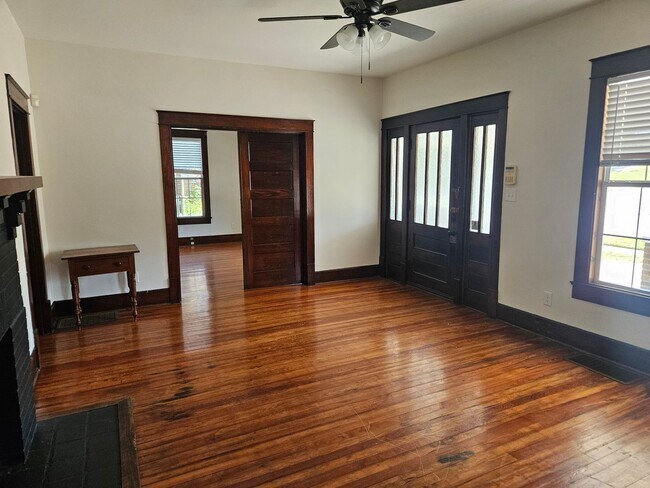 Foto del edificio - Maryville 37804 - Available Now! - Single story 2 bedroom (3rd possible,) 1.5 bath home with hard...