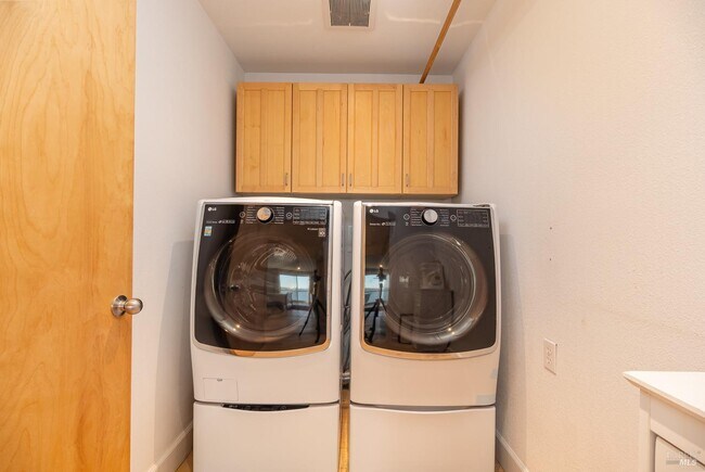 Foto del edificio - 345 Pacific Ave