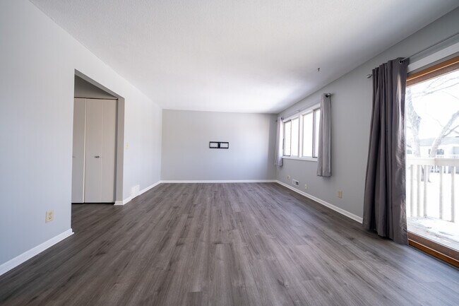 Foto del edificio - 7677 Whitney Dr