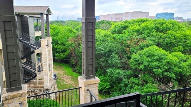 Foto del edificio - 2320 Gracy Farms Ln