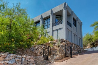 Building Photo - 4228 E Highlands Dr