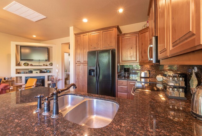 Foto del edificio - Furnished or Unfurnished, 1 Year Minimum -...