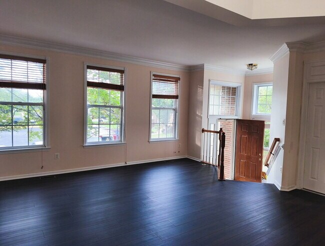 Foto del edificio - Exceptional End-Unit Townhome with Expansi...