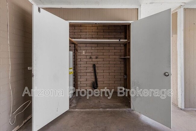 Building Photo - 1230 E Jarvis Ave
