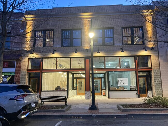 Vive encima de un local comercial en el centro de Statesville. - 212 S Center St