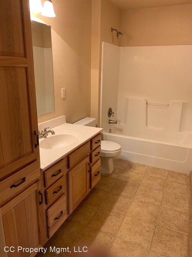 Building Photo - 2 br, 1 bath House - 879 E. Minnesota St. ...
