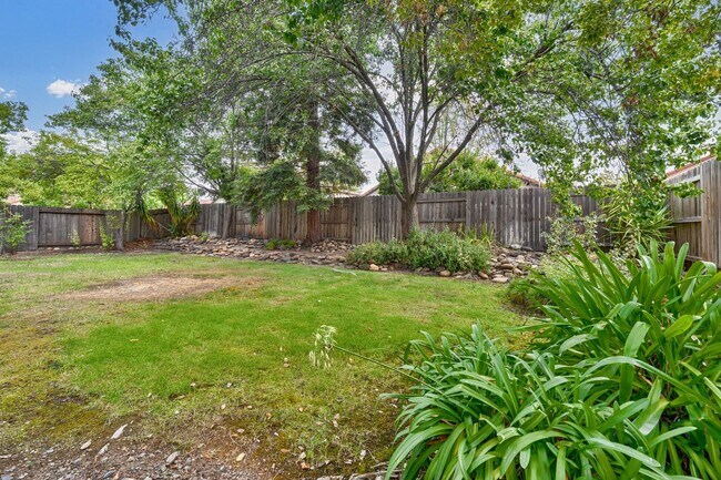 Foto del edificio - Updated 3 Bedroom Home with 3-Car Garage i...