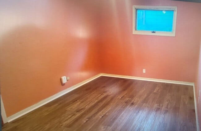 Building Photo - Large 3 bed 2 bath
