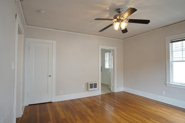 Building Photo - Apps are on Us! Top Floor Light & Bright S...