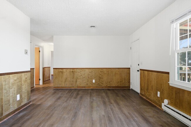 Building Photo - 3 bed, 1 bath.  Pet Friendly New remodel