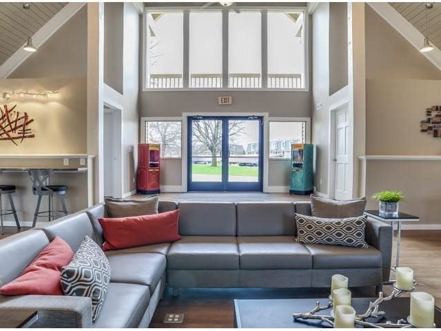 Zona de asientos de la casa club - The Orchards at Four Mile