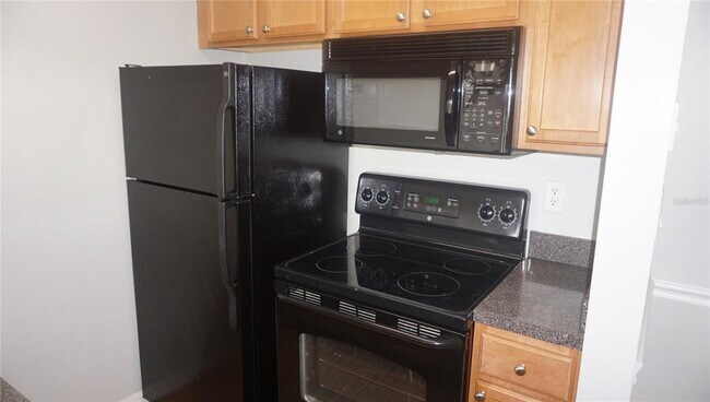 Building Photo - 220 Lake Parsons Green