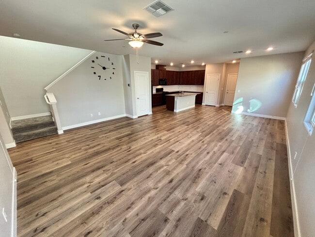 Foto del edificio - Stunning 3Bed/2Bath/2Car Townhome located in the N. Las Vegas/Tule Springs area!