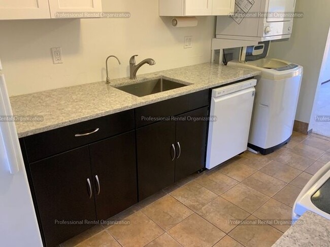 Building Photo - Bennet Valley Condo