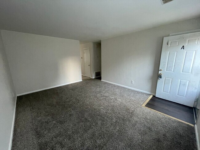 Building Photo - Super cute corner lot Duplex apartment nea...