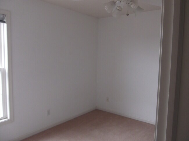 Building Photo - 3912 Balmoral Dr