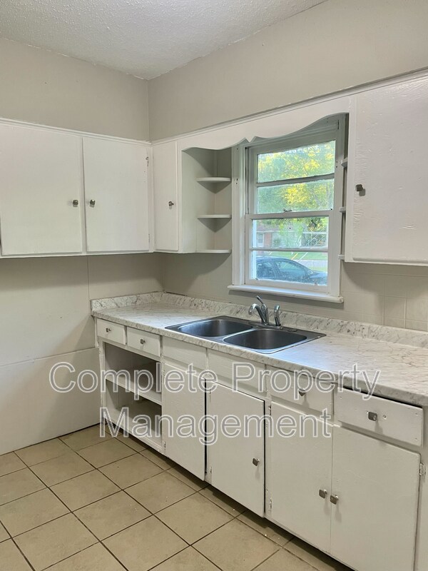 Foto del edificio - 3134 Meadow Ln