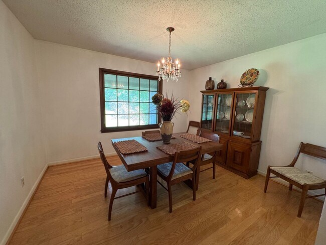 Foto del edificio - Furnished 3-Bedroom, 2-Bath Home in Peacef...