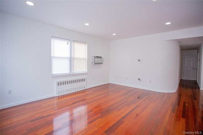 Building Photo - 540 E Chester St