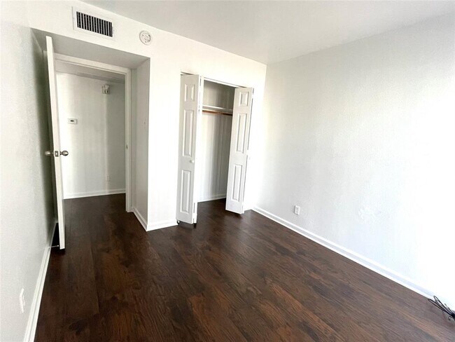 Building Photo - 2814 S Bartell Dr