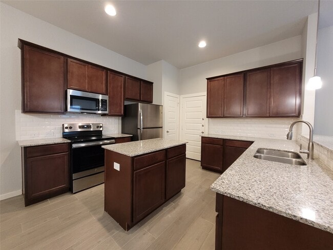 Foto del edificio - 210 Oakcrest Rd