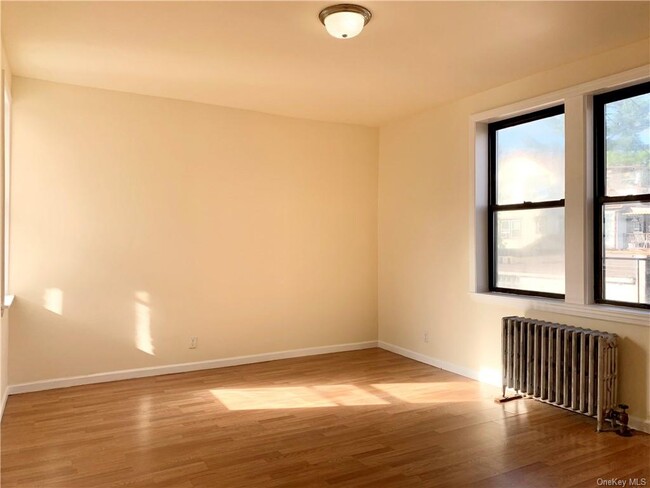 Building Photo - 417 White Plains Rd