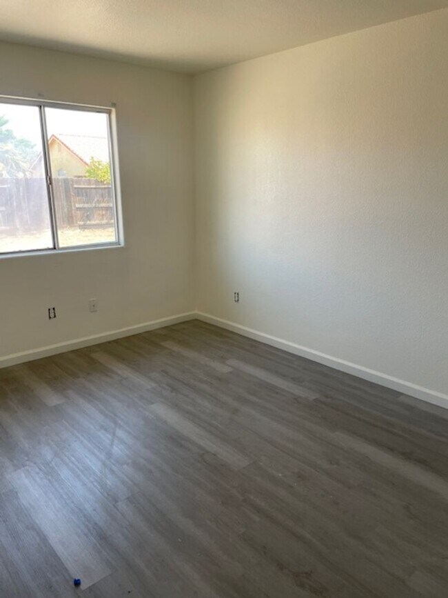 Building Photo - NEWLY INSTALLED FLOORING AND APPLIANCES