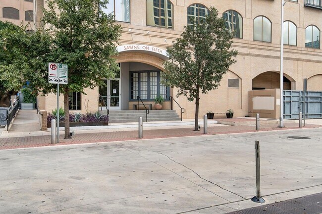 Building Photo - 507 Sabine St