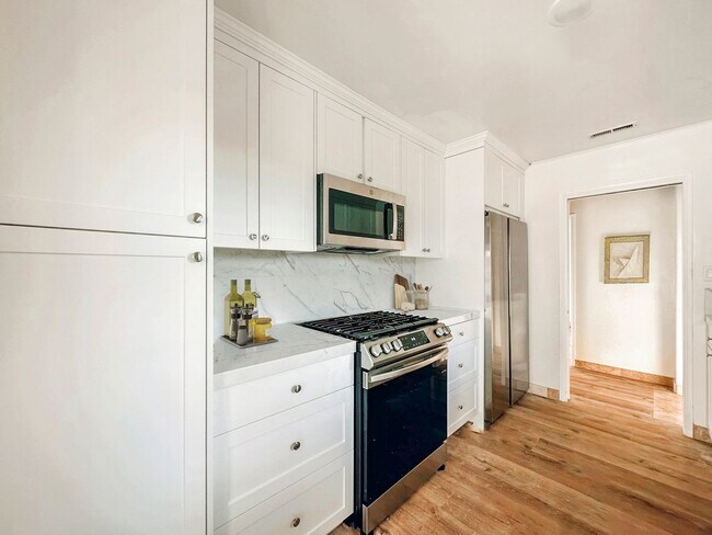 Foto del edificio - Gorgeous, 2/1 with large yard! Beach Living west of the 5 fwy in Encinitas