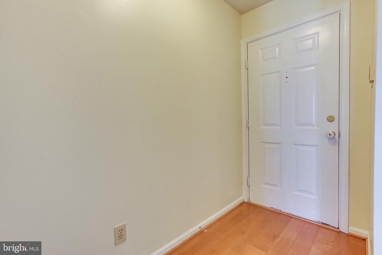 12115 Greenway Ct Unit 101, Fairfax, VA 22033 Apartment for Rent in