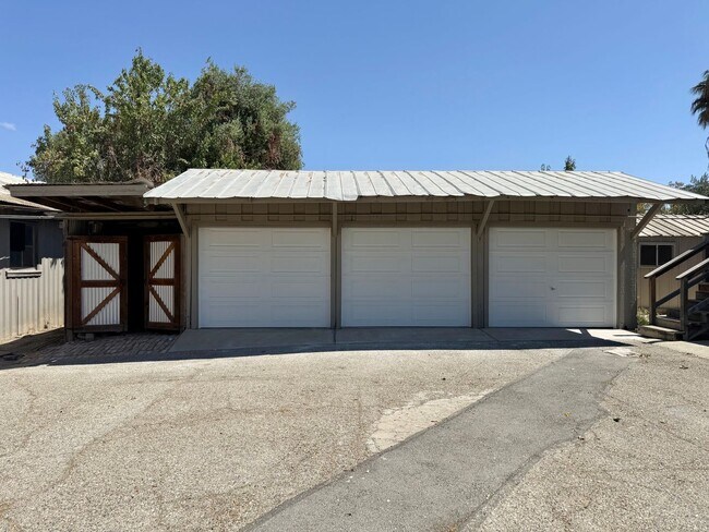 Foto del edificio - 1630 Hillcrest Rd