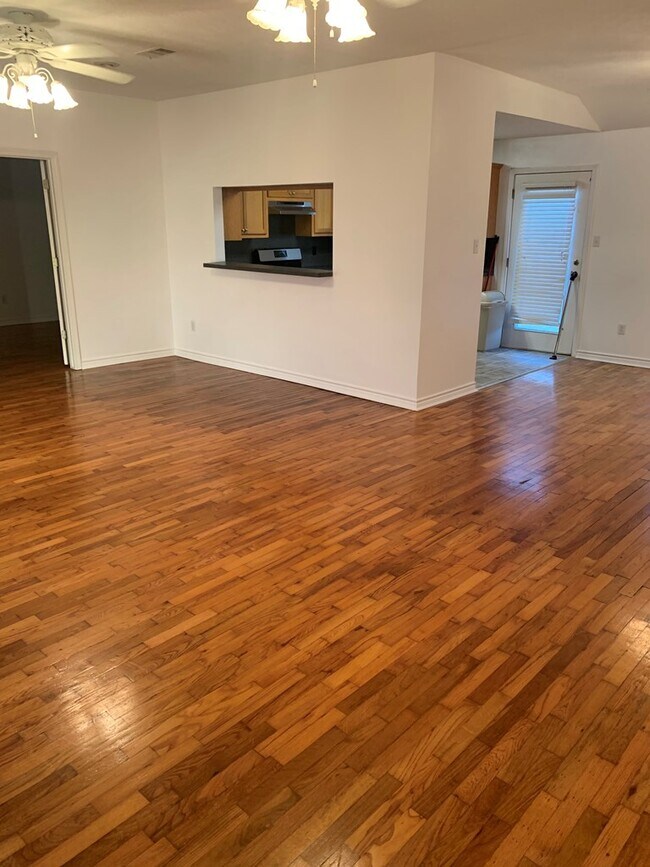 Building Photo - 2527 Merriman St