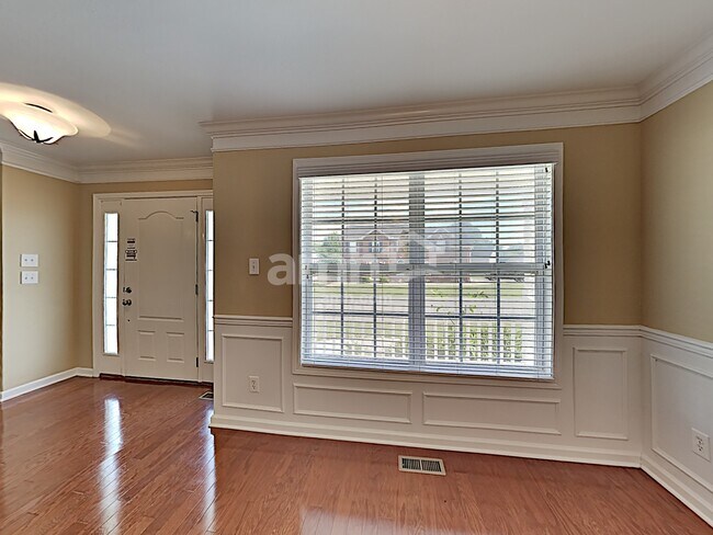 Foto del edificio - 5112 Horsestall Dr