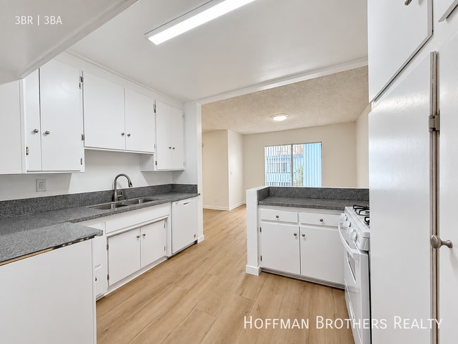 Building Photo - 6039 Whitsett Ave