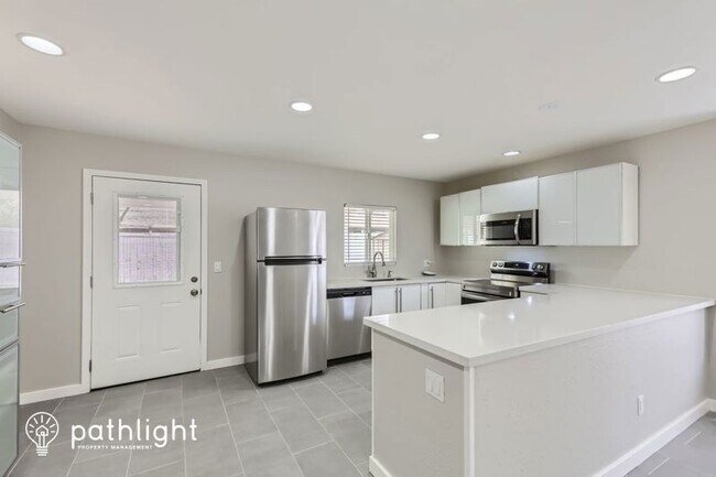 Building Photo - 3018 W Blackhawk Dr
