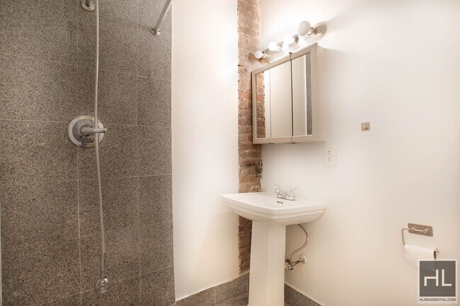 Building Photo - Bright 3 Bedroom in Fort Greene