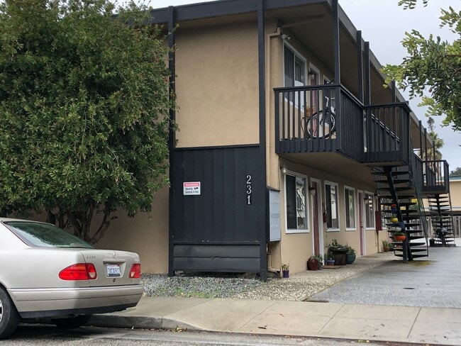 Building Photo - 231 Blackburn St