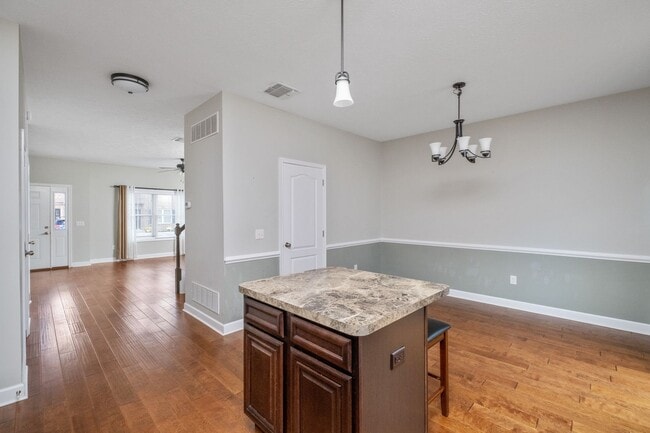 Building Photo - Stunning Cedar Point Townhome – Dual Suites & Modern Finishes