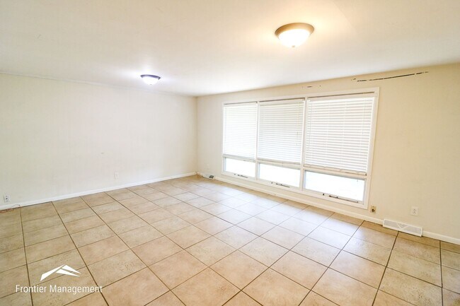 Foto del edificio - Beautifully built 5 bedroom home with a gr...