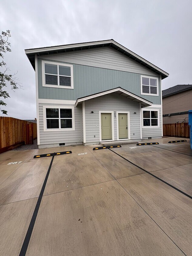 Foto principal - $2395.00 - BRAND NEW - Mid Town - OFF STRE...