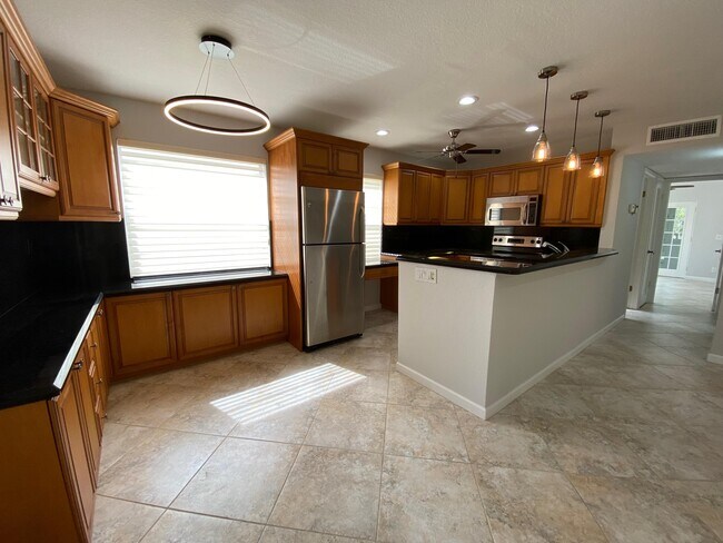 Building Photo - 558 Capri L