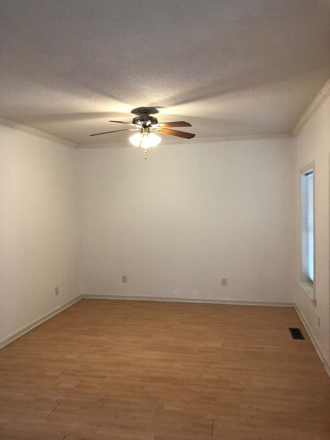 Building Photo - 3 Bedroom 2 Bath in Atlanta!