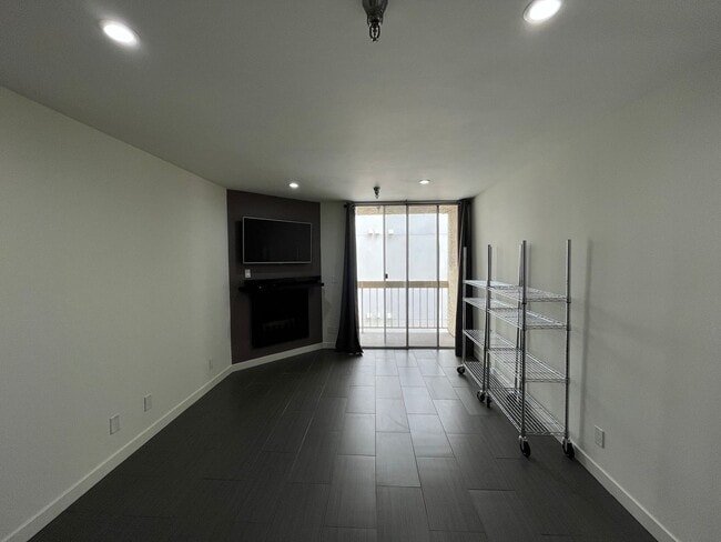 Building Photo - NoHo Arts 1+1, upgraded condo w/gym, pool ...