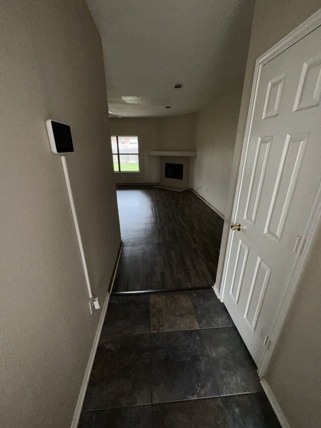 Building Photo - AVAILABLE NOW!!!