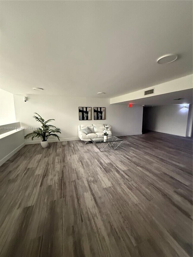 Foto del edificio - 16500 Golf Club Rd