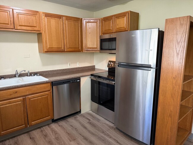 Building Photo - Updated 2 bedroom 1 bath duplex in Eugene!