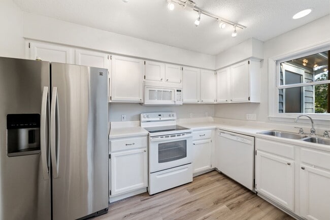 Building Photo - Beautiful Renovated Townhouse in Popular Raleigh Golf Course Community!