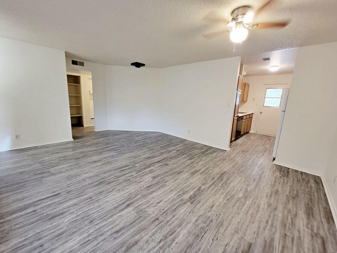 Foto principal - 3 Bedroom 2 Bath Condo Available Now!